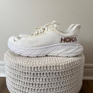 Hoka Arahi 7 White and Rose Gold